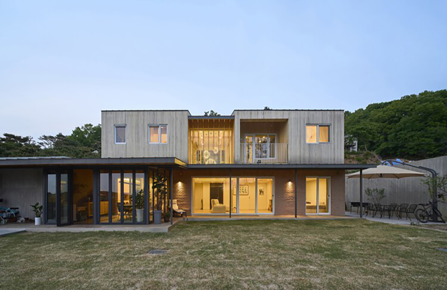 Dongbaek Wooden House Embracing Wood Construction in South Korea